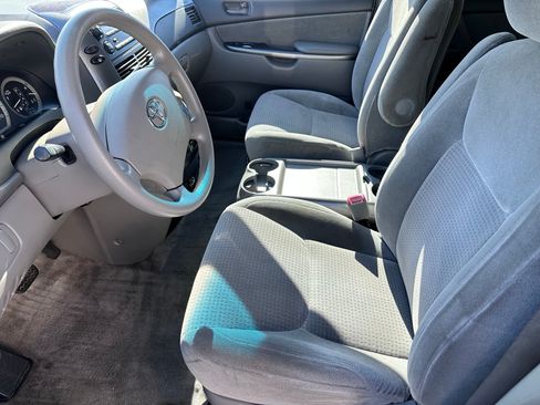 Used 2009 Toyota Sienna CE FWD image 5