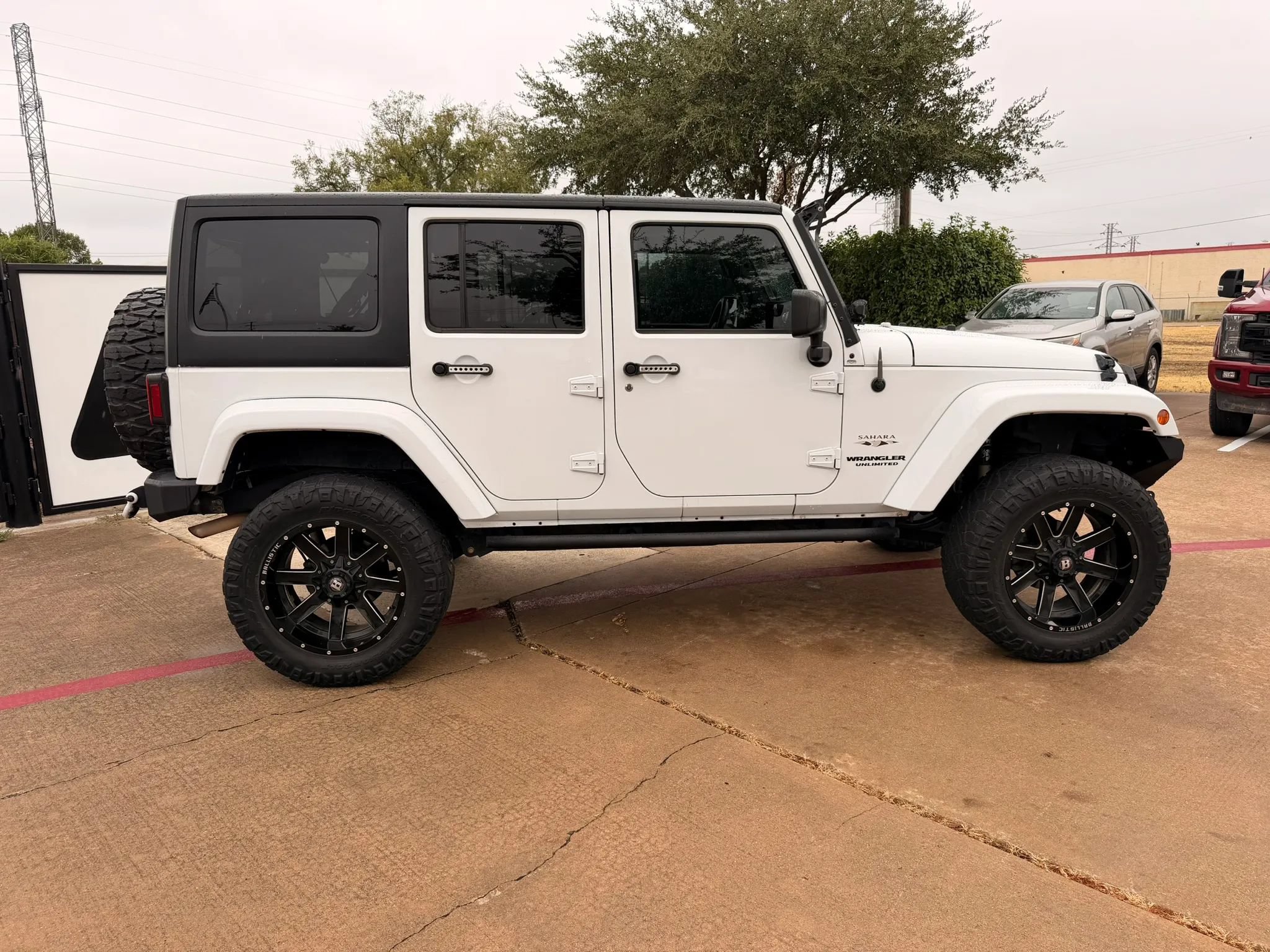 Used 2017 Jeep Wrangler Unlimited Sahara w/ Connectivity Group AWD/4WD image 5