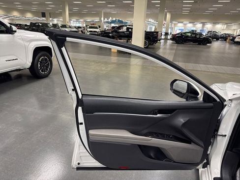 Used 2022 Toyota Camry LE image 19
