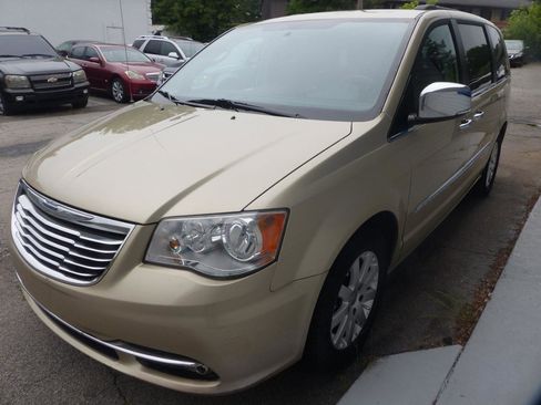 Used 2011 Chrysler Town & Country Touring-L w/ Entertainment Group #2 FWD image 2