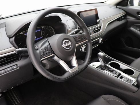 Used 2024 Nissan Altima 2.5 SV image 13