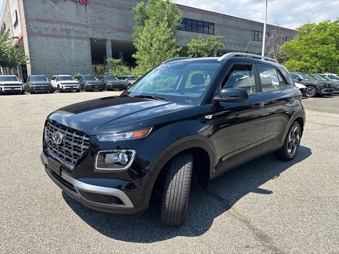 Used 2023 Hyundai Venue SEL FWD image 3