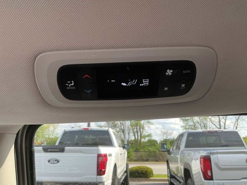 Used 2017 Chrysler Pacifica Touring Plus w/ Tire & Wheel Group FWD image 14