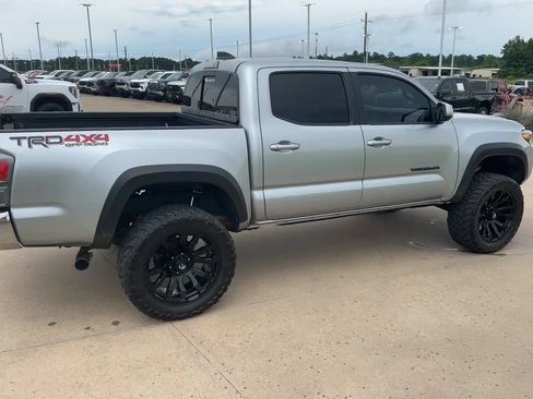 Used 2022 Toyota Tacoma TRD Off-Road AWD/4WD image 9