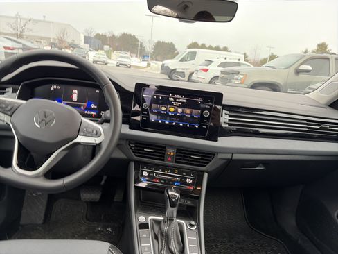 Certified 2025 Volkswagen Jetta SE image 13