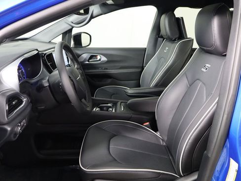 New 2026 Chrysler Pacifica Limited w/ Uconnect Theater Family Group image 14