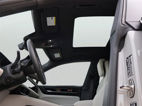 New 2026 Porsche Macan 4 Electric image 37