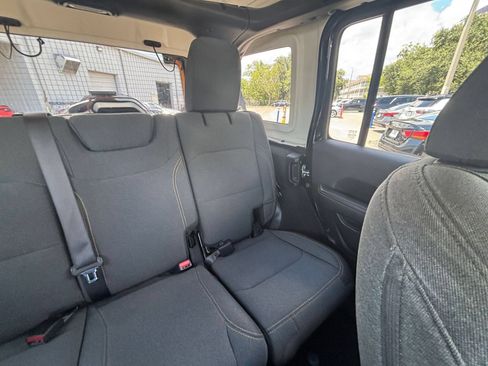 Used 2025 Jeep Wrangler Unlimited Sahara AWD/4WD image 32