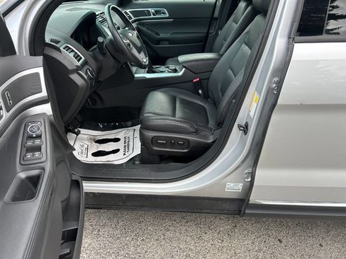 Used 2014 Ford Explorer XLT w/ Equipment Group 202A AWD/4WD image 12