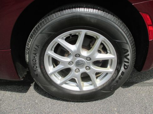 Used 2023 Chrysler Pacifica Touring-L FWD image 9