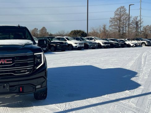 Used 2024 GMC Sierra 1500 AT4 w/ Technology Package image 3