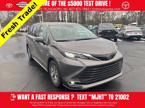 Used 2024 Toyota Sienna XLE image 1