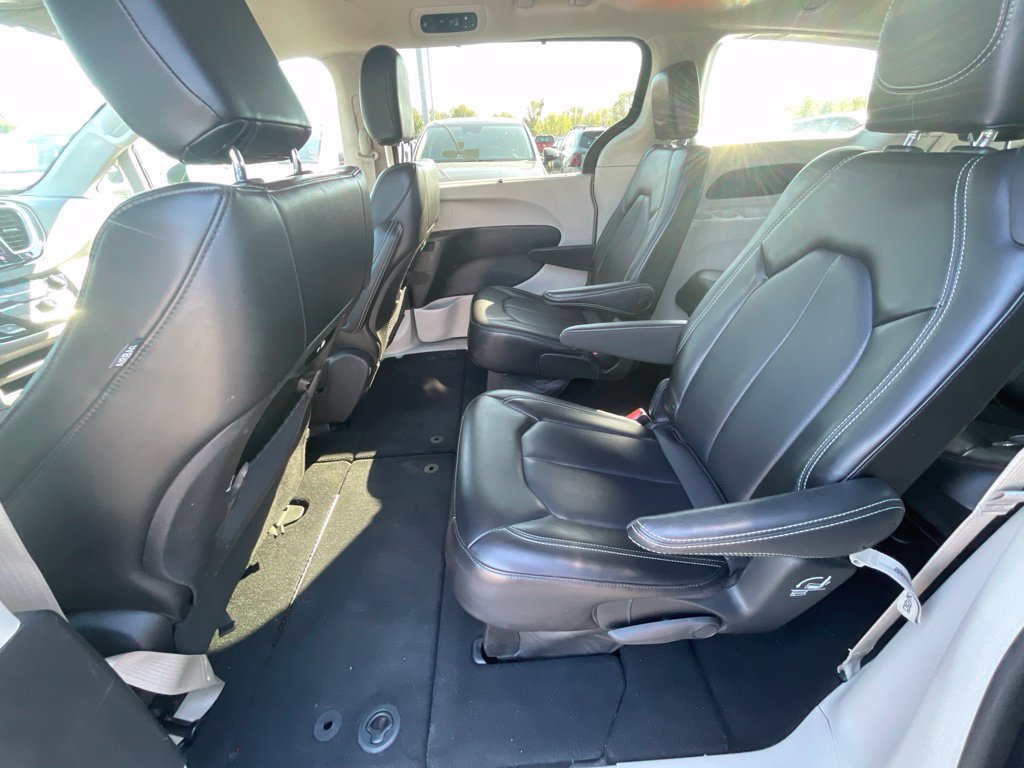 Used 2023 Chrysler Pacifica Touring-L FWD image 21