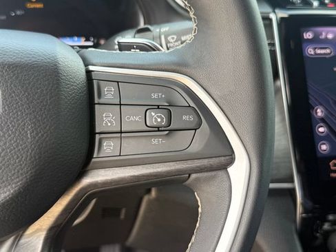 Used 2024 Jeep Grand Cherokee Limited RWD image 15