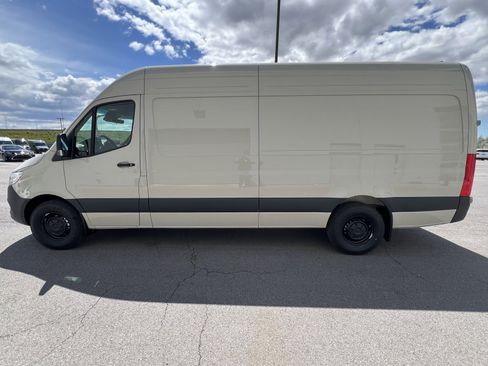 Used 2024 Mercedes-Benz Sprinter 2500 image 10