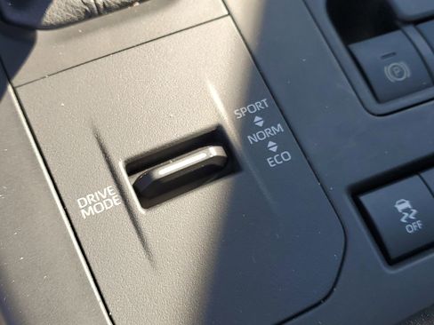 Used 2021 Toyota Highlander LE image 31