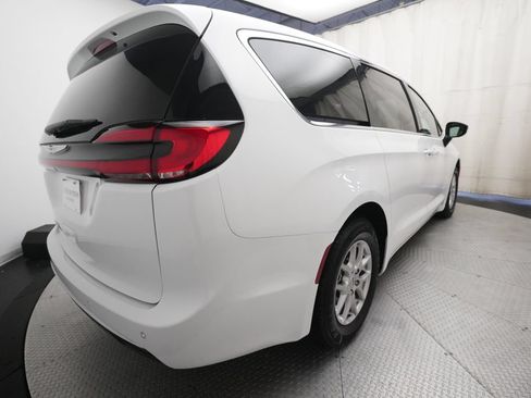 Used 2024 Chrysler Pacifica Touring-L FWD image 13