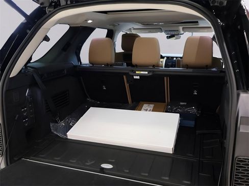 Used 2025 Land Rover Discovery Metropolitan Edition image 35