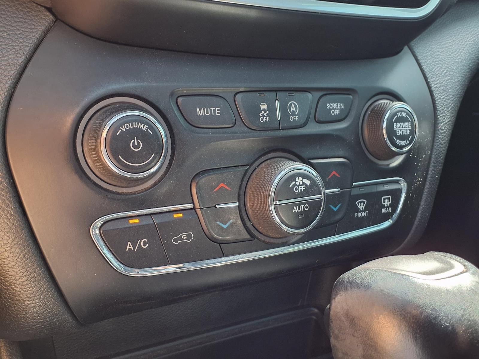 Used 2019 Jeep Cherokee Limited AWD/4WD image 27