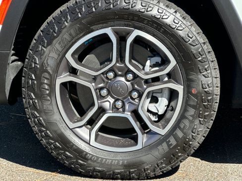 New 2023 Jeep Grand Cherokee Trailhawk w/ Advanced Protech Group II AWD/4WD image 25