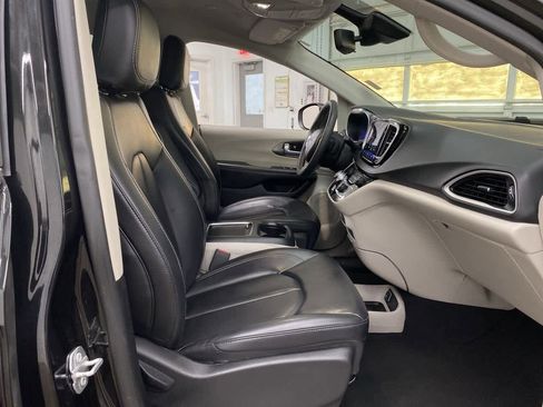 Used 2023 Chrysler Pacifica Touring-L image 18