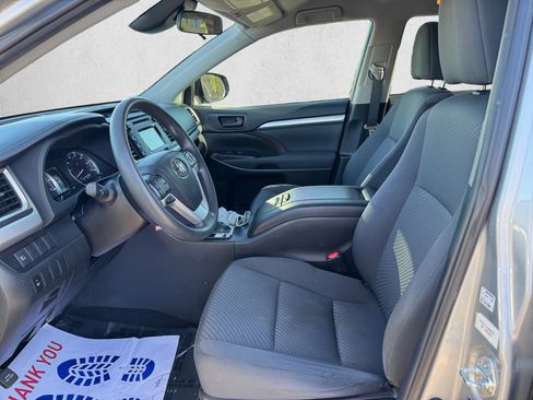 Used 2019 Toyota Highlander LE FWD image 11