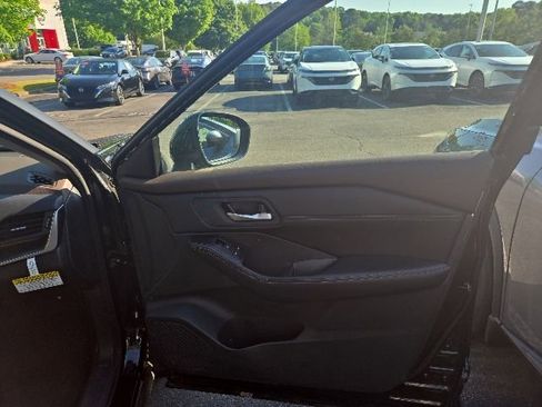 Certified 2023 Nissan Rogue SV w/ SV Premium B Package FWD image 17