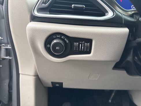 Used 2018 Chrysler Pacifica Touring-L image 12