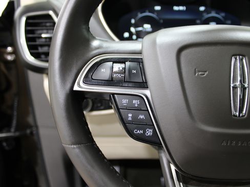 Used 2020 Lincoln Nautilus Reserve w/ Equipment Group 201A image 11