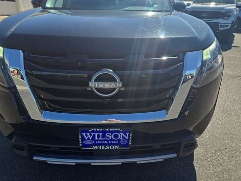 Used 2025 Nissan Pathfinder SL AWD/4WD image 32
