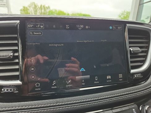 Used 2026 Chrysler Pacifica Limited FWD image 50