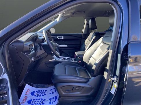 Certified 2022 Ford Explorer XLT w/ Equipment Group 202A image 4
