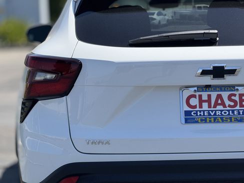 New 2025 Chevrolet Trax LT w/ LT Convenience Package image 6