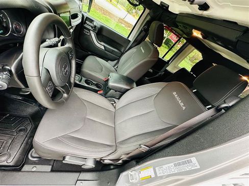 Used 2018 Jeep Wrangler Unlimited Sahara w/ Connectivity Group AWD/4WD image 37
