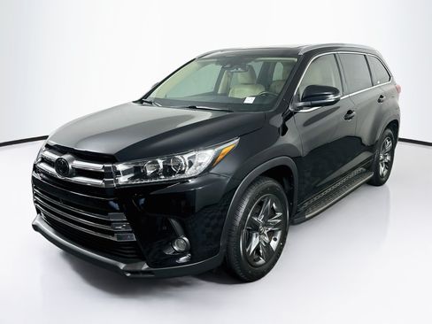 Used 2018 Toyota Highlander Limited Platinum FWD image 3