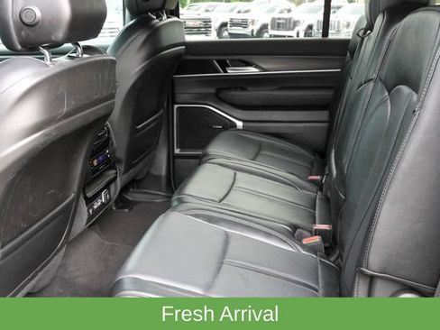 Used 2024 Jeep Wagoneer L Series II w/ Flexible Seating Group AWD/4WD image 14