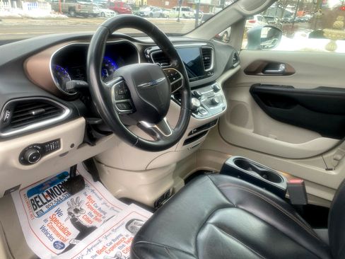 Used 2018 Chrysler Pacifica Touring-L w/ Tire & Wheel Group image 13