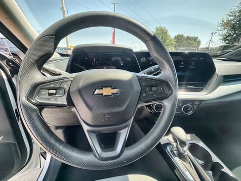 Used 2025 Chevrolet Trax LT FWD image 11