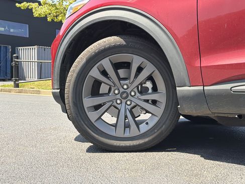 Used 2024 Ford Explorer XLT w/ Equipment Group 202A RWD image 18