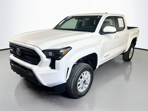 Used 2025 Toyota Tacoma SR5 AWD/4WD image 4