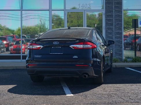 Used 2019 Ford Fusion SE w/ Equipment Group 151A FWD image 3