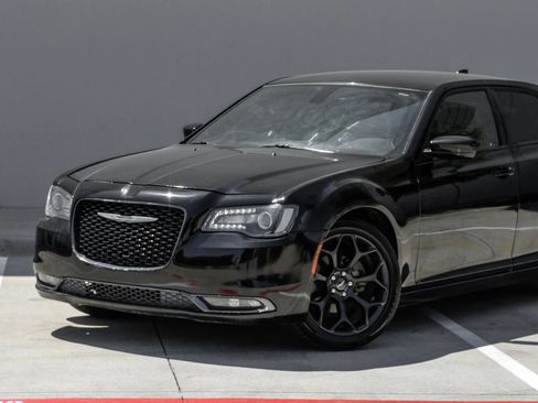 Used 2019 Chrysler 300 S RWD image 7