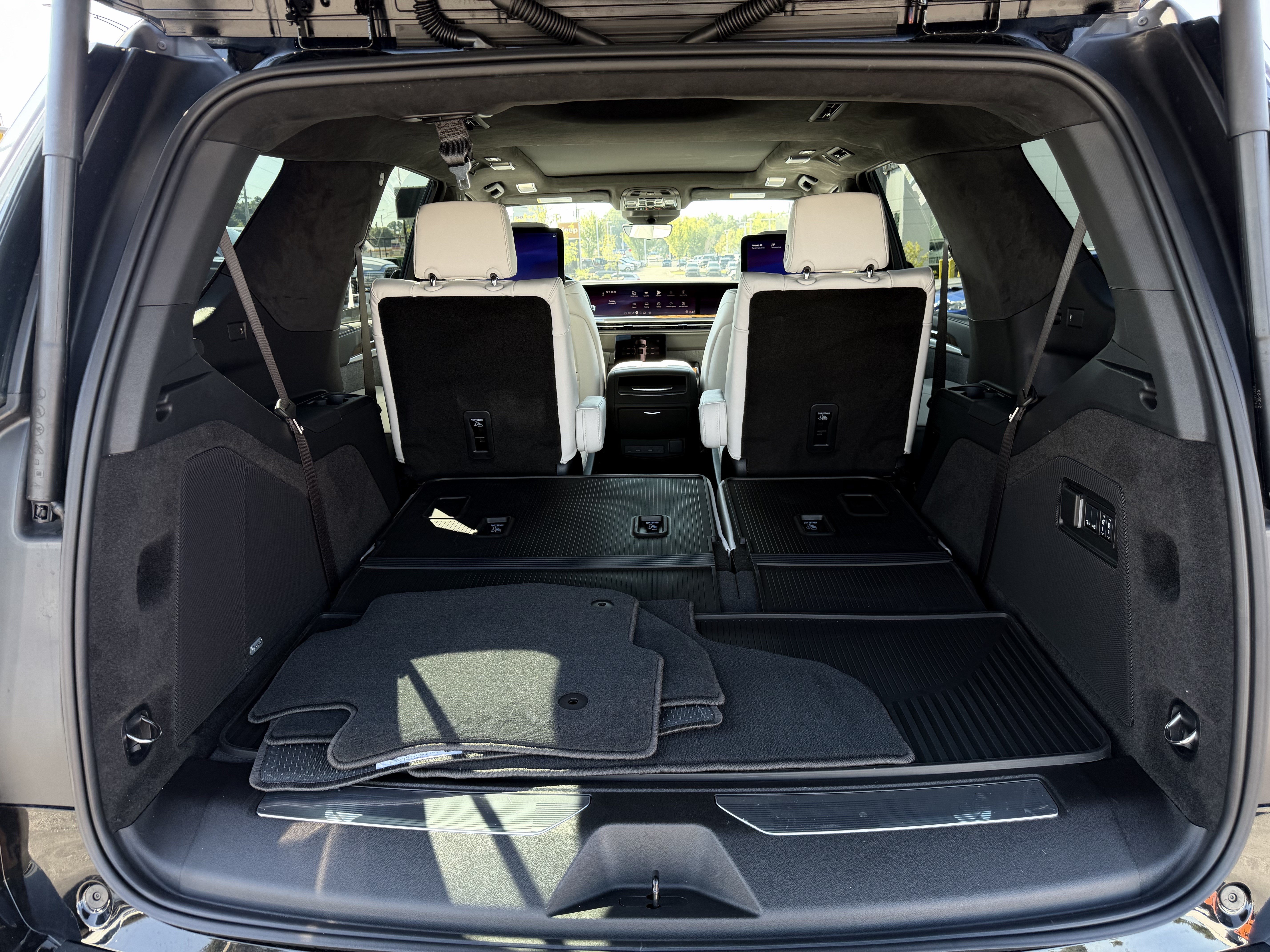 Used 2027 Cadillac Escalade Platinum Sport w/ LPO, ONYX Package AWD/4WD image 38