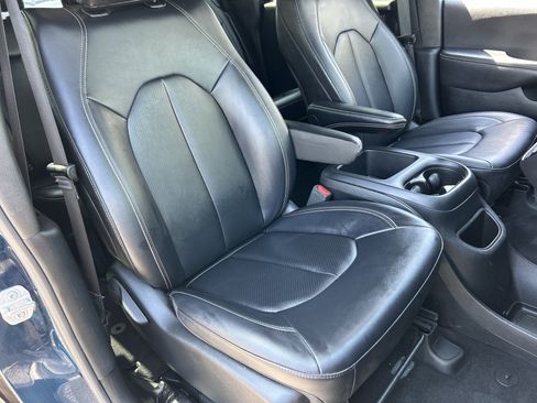 Used 2025 Chrysler Pacifica Select FWD image 8
