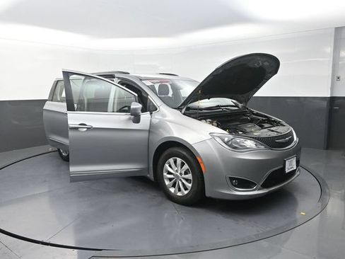 Used 2017 Chrysler Pacifica Touring-L FWD image 30