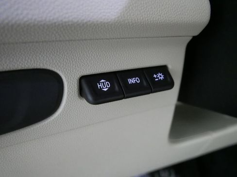 Used 2022 Buick Envision Avenir w/ Technology Package II image 19