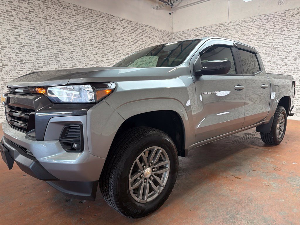 Used 2024 Chevrolet Colorado LT RWD image 3