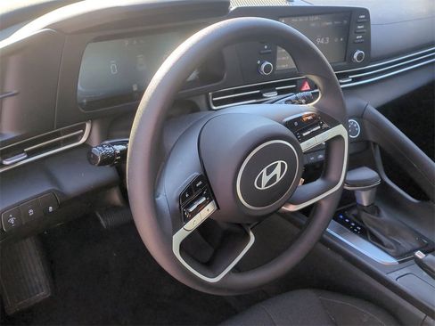 Used 2024 Hyundai Elantra SE image 13