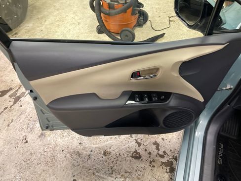Certified 2017 Toyota Prius Three FWD image 14