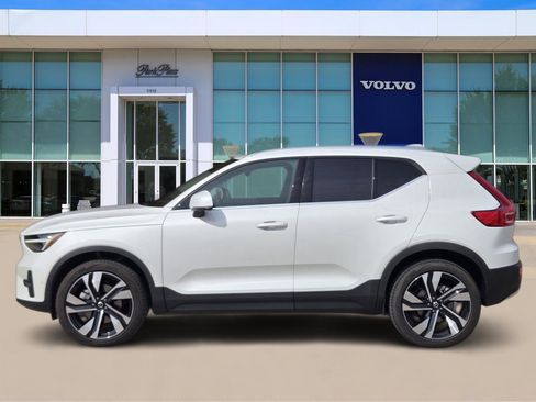 Used 2025 Volvo XC40 B5 Plus w/ Protection Package Premier image 3